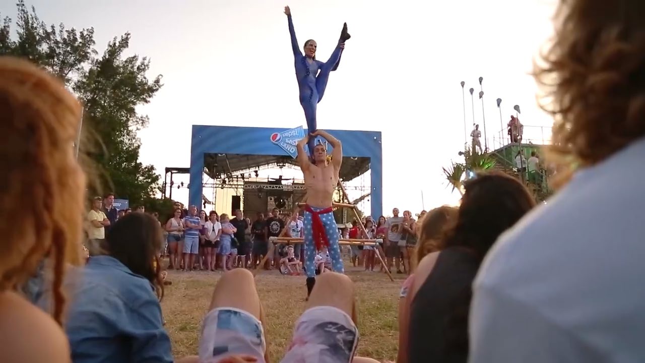 Acrobatas em cena perante o público num festival ao ar livre