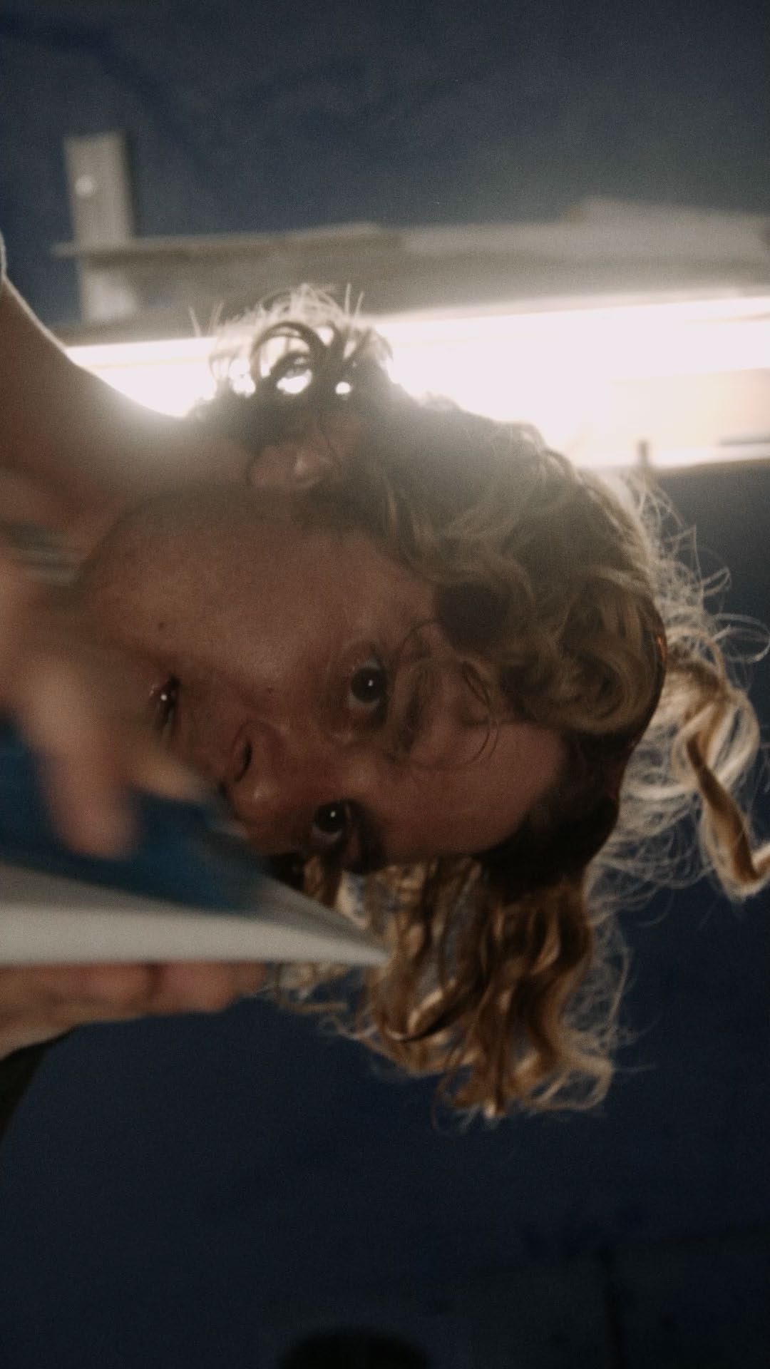 Surfista dentro do tubo de uma onda