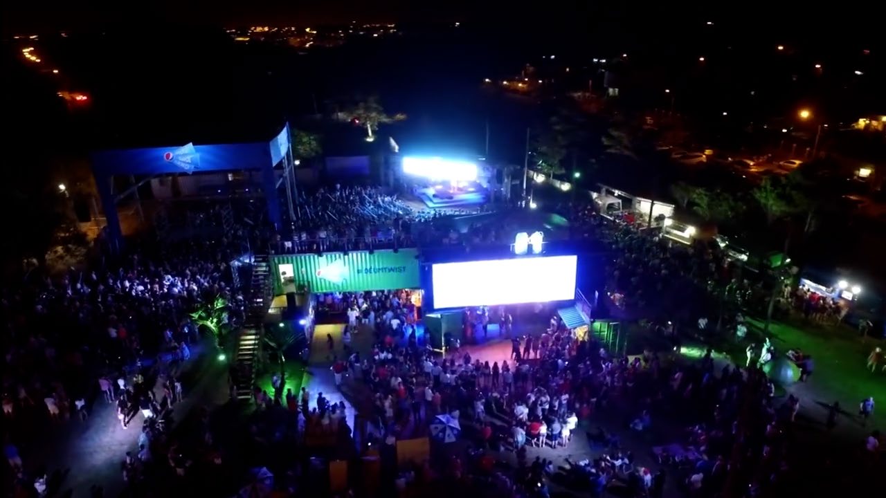 Lata de Pepsi Twist em primeiro plano diante de contentores grafitados