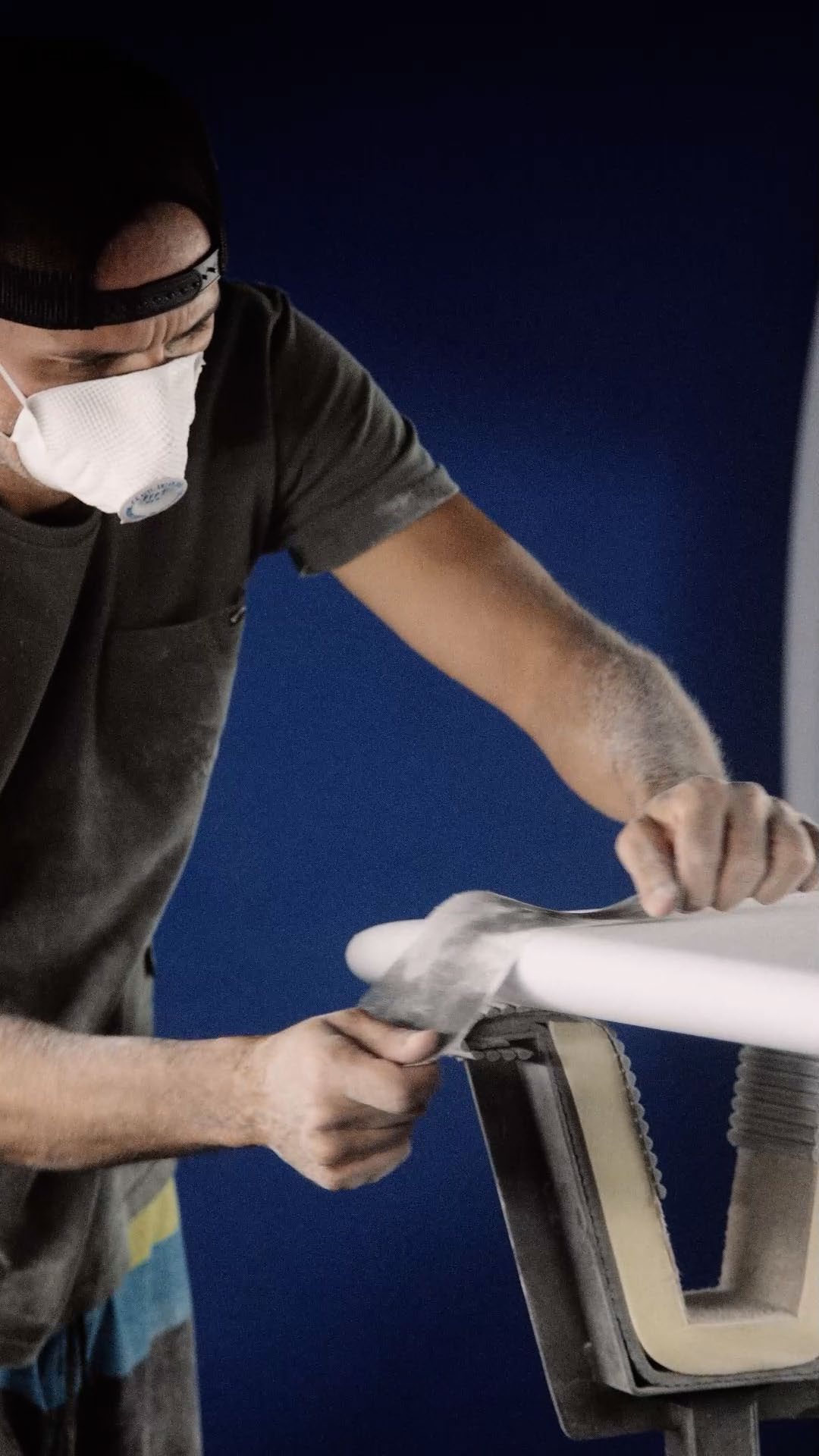 Shaper a lixar uma prancha na oficina da Silver Surf Boards