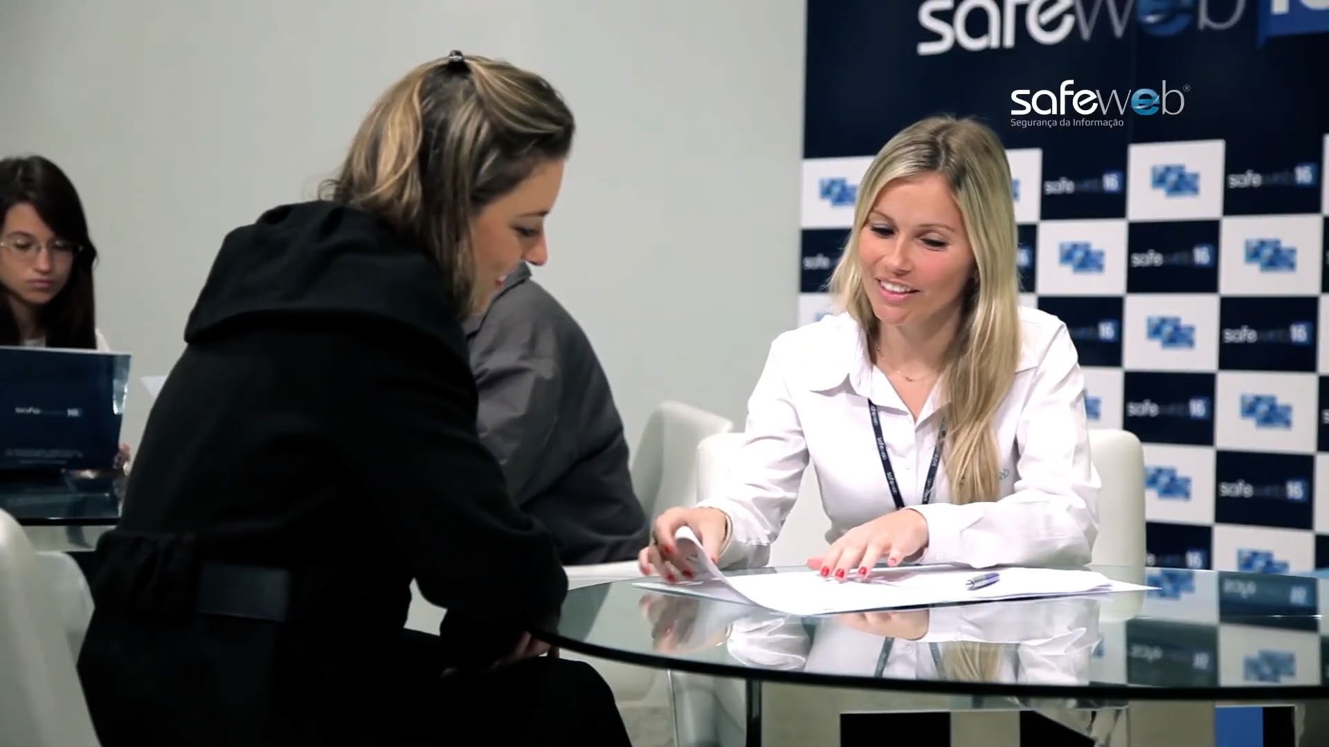 Gravação de entrevista com cenário de marca Safeweb
